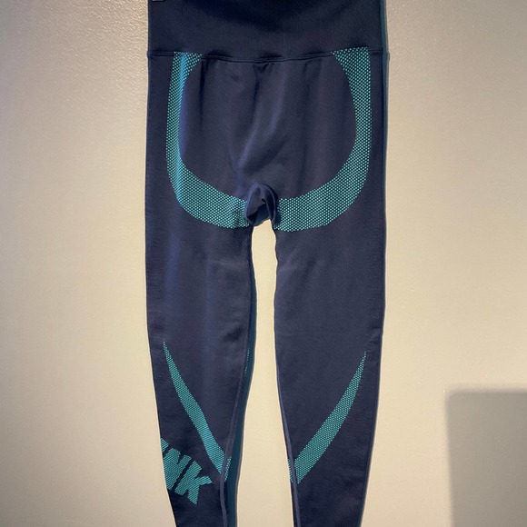 Pink active leggings size small - Picture 2 of 3